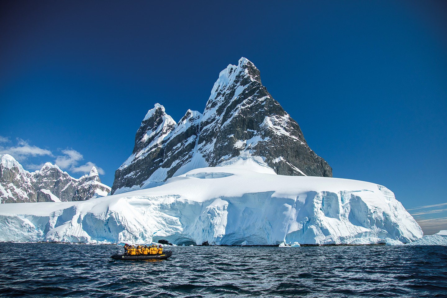 Afbeelding van Vliegen En Varen Naar Antarctica Hidden Bay Zodiac Lemaire Channel Acaciajohnson 3