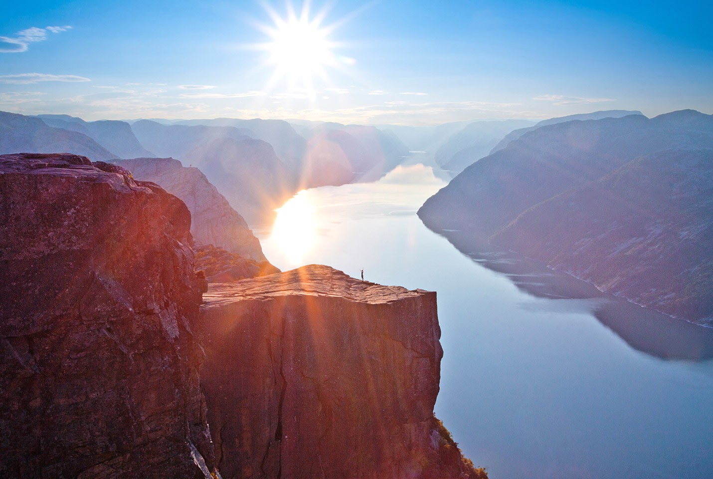 Aegir Preikestolen At Sunrise Paul Edmundson VisitNorway Afbeelding van Aegir Preikestolen At Sunrise Paul Edmundson VisitNorway