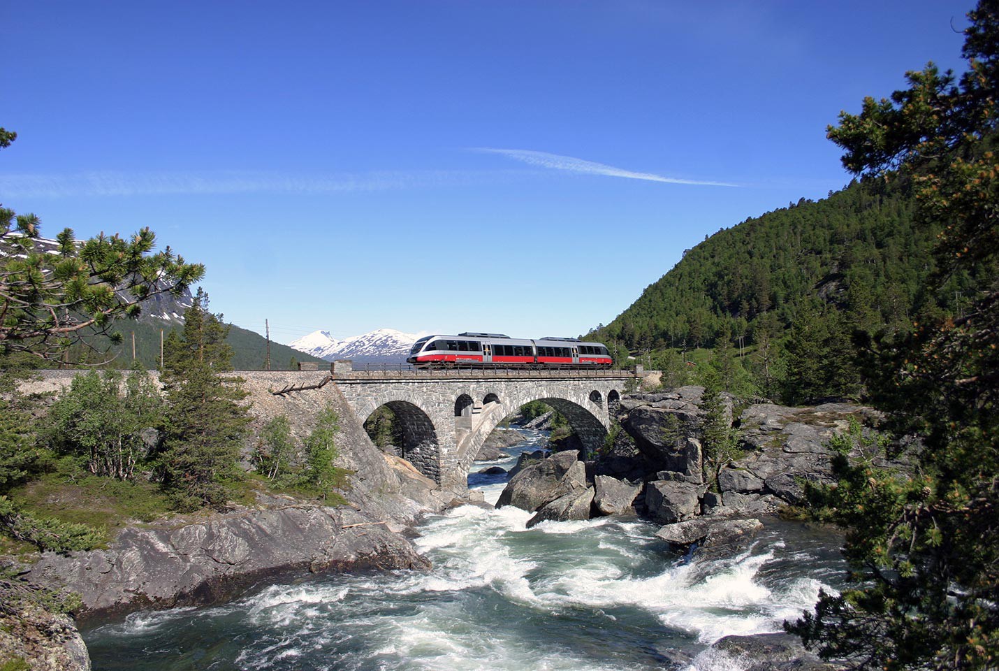 Afbeelding van Fenris Stuguflaten Bridge Lesja Leif Johnny Olestad VisitNorway