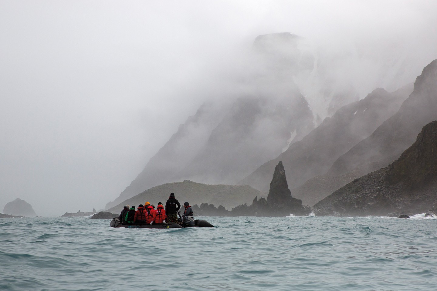 Afbeelding van Poolexpeditie In De Antarctische Cirkel Zodiac Cruise Amidst Misty Scenery%2C Cape Lookout%2C Elephant Island %C2%A9 Margaret Welby   Oceanwide Expeditions