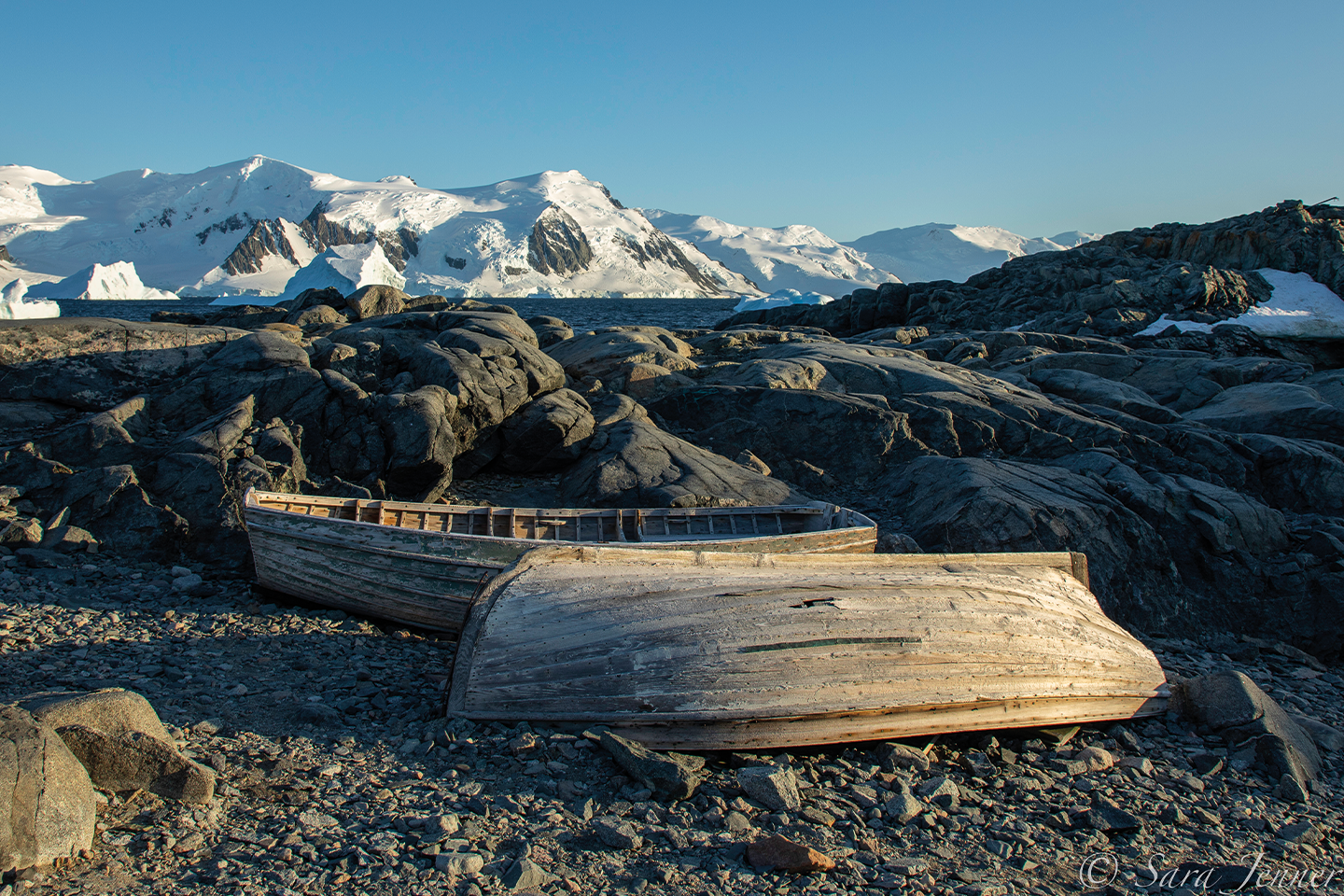 Reis Voorbij De Poolcirkel Two Old Wooden Boats Remain At Horseshoe Island %C2%A9 Sara Jenner Oceanwide Expeditions Afbeelding van Reis Voorbij De Poolcirkel Two Old Wooden Boats Remain At Horseshoe Island %C2%A9 Sara Jenner Oceanwide Expeditions