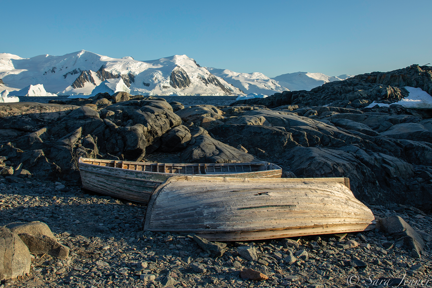 Afbeelding van Reis Voorbij De Poolcirkel Two Old Wooden Boats Remain At Horseshoe Island %C2%A9 Sara Jenner   Oceanwide Expeditions