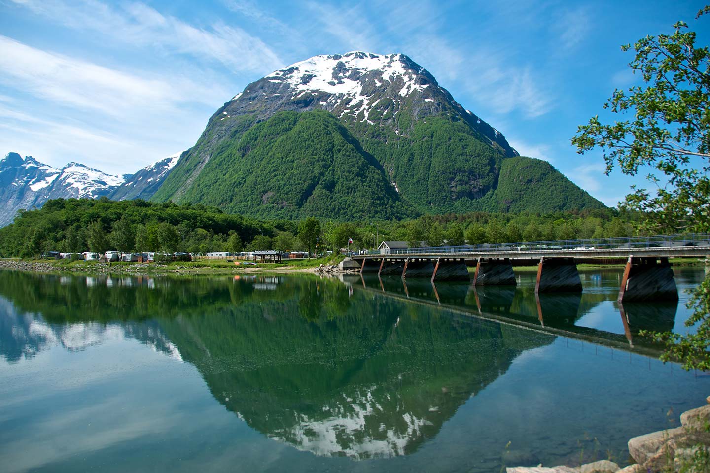 Werdandi Grottur Bridge Andalsnes Camping And Rauma River Oyvind Heen VisitNorway Afbeelding van Werdandi Grottur Bridge Andalsnes Camping And Rauma River Oyvind Heen VisitNorway