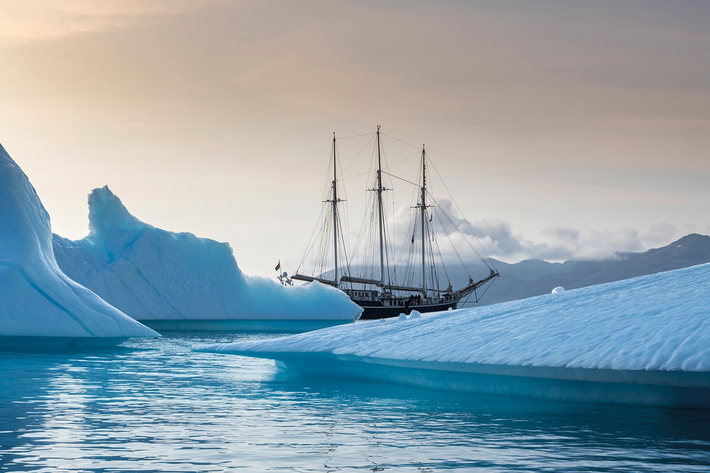 Afbeelding van Zeilen Spitsbergen En Groenland August%3B Rembrandt Van Rijn%3B Sailing Ship%3B Landscape%3B Tall Ship%3B 