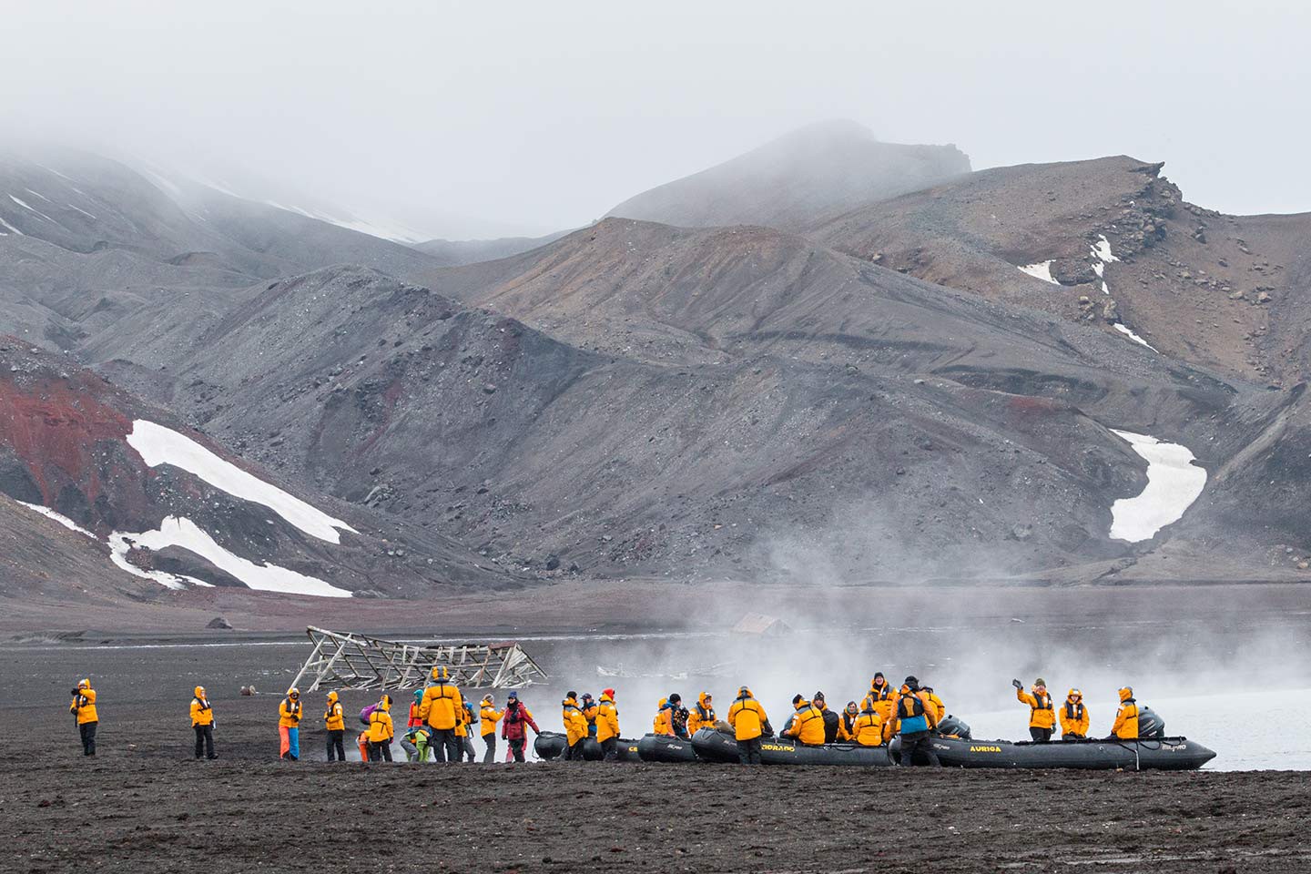 Afbeelding van Zodiac Landing Deception Island Zuidelijke Shetland Eilanden South Shetlands Antarctica Norge Reiser Cape Tracks 3