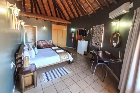 Red Sands Country Lodge Rondavel 4