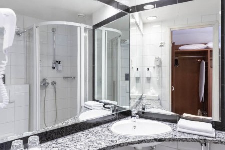 Scandic Atrium Superior Family Bathroom