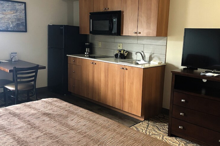 Single Queen Kitchenette Family Suite  Aspen Hotel Haines  Cape