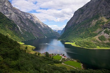 Treinreis Fenris The Naeroyfjorden Oyvind Heen VisitNorway Com