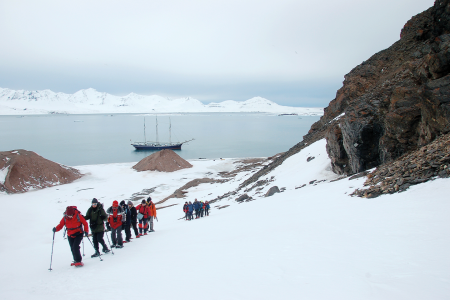 Bootreis Noord Spitsbergen Snowshoeing%2C Hiking%2C Spitsbergen%2C Arctic Spring %C2%A9 Philipp Schaudy   Oceanwide Expeditions Jpg Philipp Schaudy