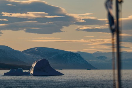 Ellesmere Devon Island En Axel Heiberg Island Quark Expeditions CanadasRemoteArctic Arctic%3B Ocean Atlantic%3B Canada%3B Isabella Bay%3B Zodiac 3109 Credit NickySouness