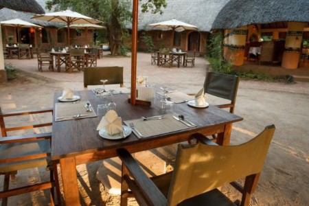 Flatdogs Camp South Luangwa Diner Zitruimte