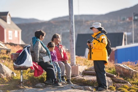 Groenland Ijsland Noorderlicht Zien Quark Expeditions Under The Northern Lights Pax Locals Interacting Ittoqqortoormiit EastGreenland Acacia Johnson