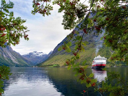 Hjorundfjorden Hurtigruten