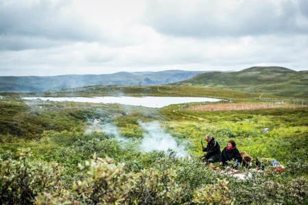 Noordkaap Huttentocht Reidun Sami Couple With Campfire In Landscape Christian Roth Christensen Visitnorway Com 2