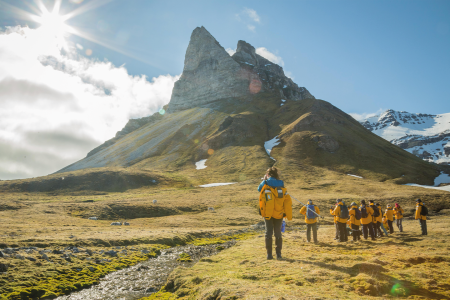 Onvergetelijke Spitsbergenreis QuarkExpeditions Spitsbergen Explorer Alkehornet Hiking Svalbard Credit AcaciaJohnson 1