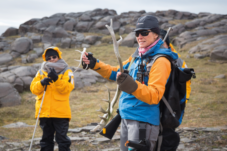 Onvergetelijke Spitsbergenreis QuarkExpeditions Spitsbergen Explorer Annie Inglis Interpreting Sundneset Svalbard Hiking Credit AcaciaJohnson 2