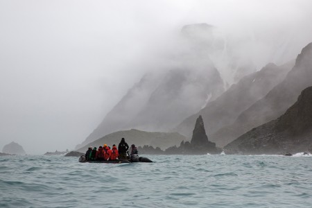 Poolexpeditie In De Antarctische Cirkel Zodiac Cruise Amidst Misty Scenery%2C Cape Lookout%2C Elephant Island %C2%A9 Margaret Welby   Oceanwide Expeditions Jpg Margaret Welby