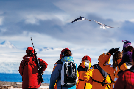Reizen Spitsbergen QuarkExpeditions Spitsbergen In Depth Arctic%3B Ocean Atlantic%3B Svalbald%3B Poolepynten%3B Staff%3B Passengers%3B Hiking Credit NICKYSOUNESSjpg