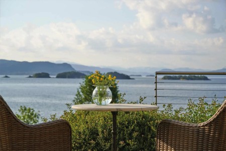 Solstrand Fjordhotel Juniorsuite Med Fjordutsikt Rottingstoler Og Bord