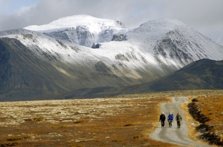 Wandelreis Noorwegen Var Hardangervidda Valdres Rondane Hikers Towards Spranget Anders Gjengedal Visitnorway