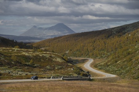 Zomerrondreis Werdandi Car Driving On Road Infront Of The Rondane Mountain Ch Visitnorway